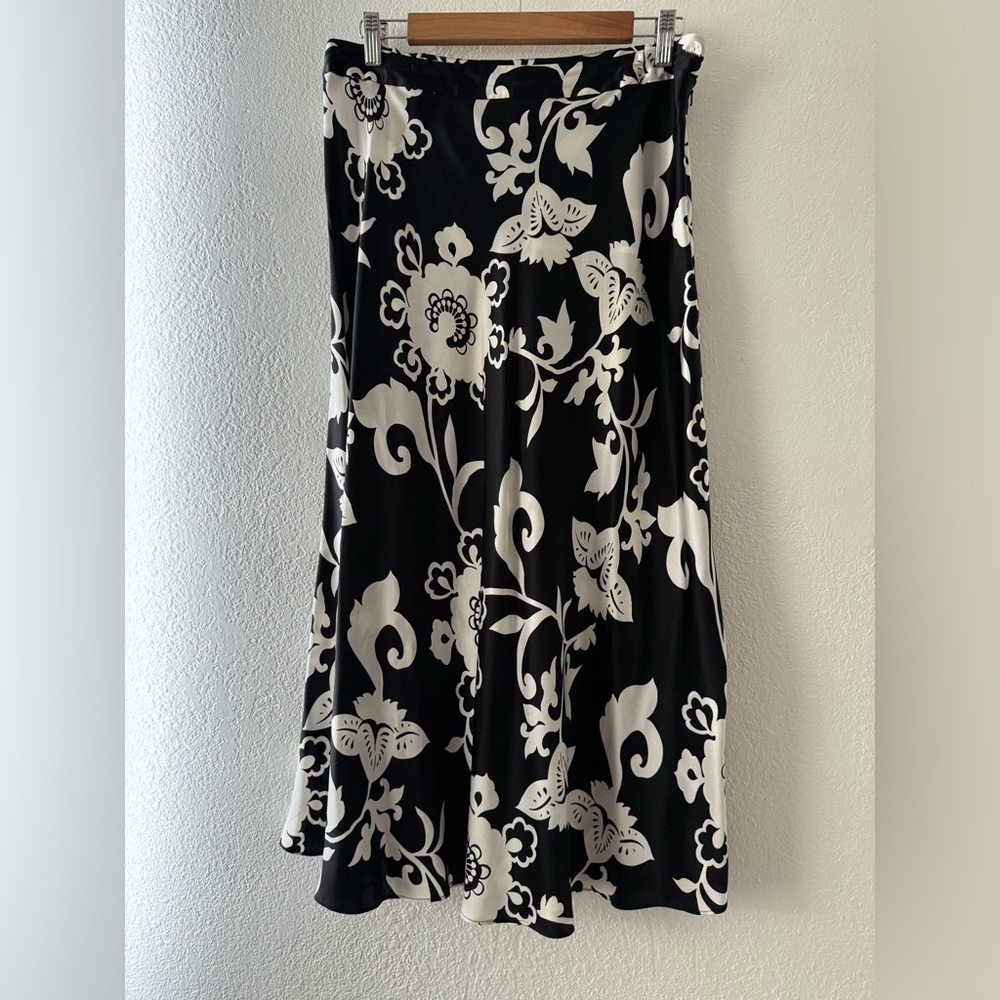 Chicos Design 100% Silk Floral Black White Midi Skirt Quiet Luxury Size 2 Large